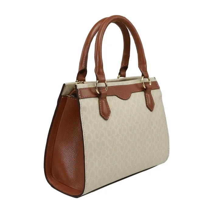 Visão lateral da bolsa creme mostrando estrutura trapezoidal e alça longa removível